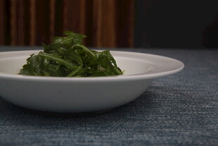 白色碗中嫩绿蔬菜