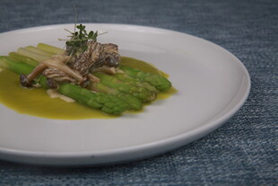 精致摆盘的美味绿色菜肴