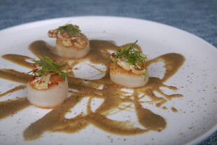 美味扇贝配特色酱汁