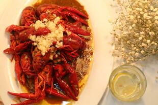 美味蒜蓉小龙虾配饮品