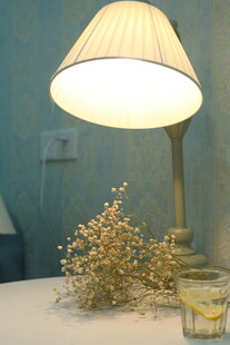 台灯下的精致桌面小景