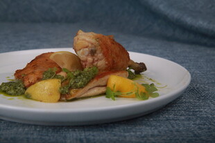 美味烤鸡配蔬菜与水果