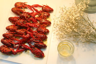 美味小龙虾配清爽饮品