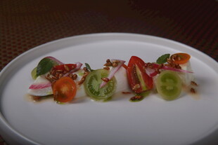 精致多彩蔬菜串摆盘