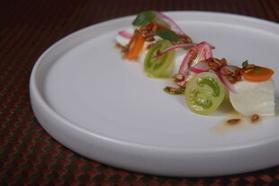 精致摆盘的创意蔬菜料理