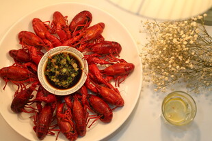 美味小龙虾摆盘与蘸料