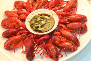美味小龙虾配特色蘸料