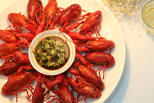 一盘美味小龙虾配蘸料
