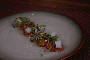 精致摆盘的创意蔬菜料理