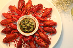 美味小龙虾配特色蘸料