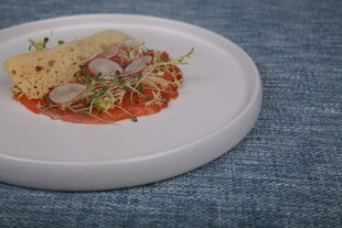 精致摆盘的美味海鲜料理