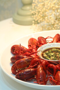 美味小龙虾配特色蘸料