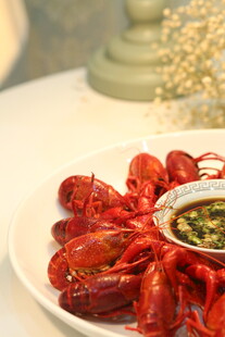 美味小龙虾配特色蘸料