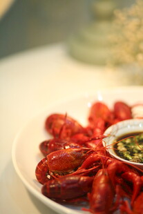 美味小龙虾配特色蘸料