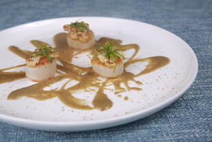 精致摆盘的美味扇贝料理