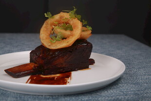 精致摆盘的美味牛排