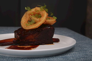 精致美味牛排配洋葱圈