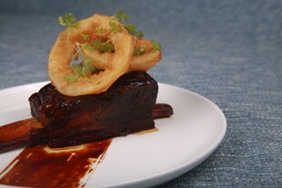 美味牛排配炸洋葱圈