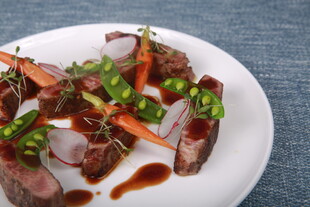 精致摆盘的美味牛排料理