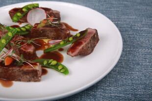 美味牛排配鲜嫩青豆