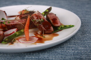 美味香肠配芦笋摆盘