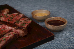 美味烤肉搭配双蘸料