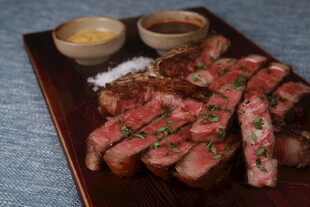 美味多汁牛排配特色蘸酱