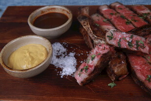 美味牛排搭配特色蘸料