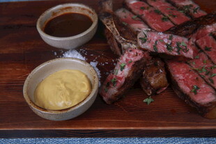 美味牛排搭配特色蘸酱