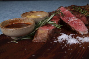 美味牛排配蘸酱与香料