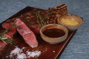 美味牛排配酱料与佐料