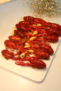 美味烤鸡翅摆放在盘中