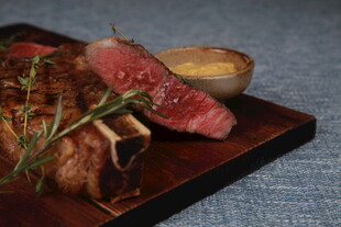 美味牛排配香草与蘸酱