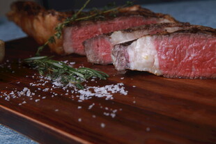 美味牛排搭配香草与海盐