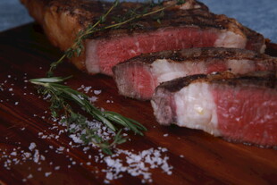 美味多汁的熟成牛排