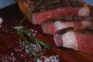 美味牛排切片配迷迭香