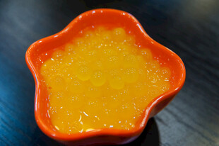 星形碗中的黄色酱汁