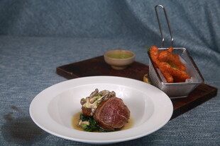 精致摆盘的美味牛排料理