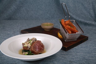 精致摆盘的美味牛排料理