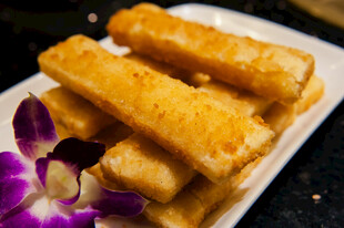 香炸豆腐配紫花摆盘