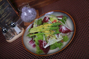 美味牛油果沙拉摆盘精致