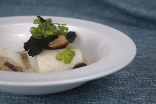 精致摆盘的美味特色菜肴