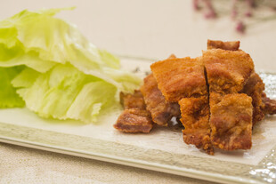 美味烤排骨配生菜