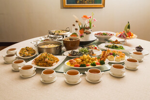 丰盛圆桌美食盛宴