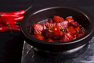 砂锅中的美味红烧肉