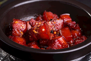 砂锅中的美味红烧肉
