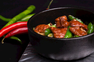 黑锅中的美味辣椒炒肉块