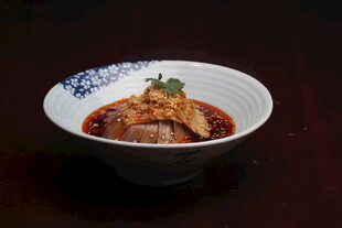 美味红烧鸡块盛于碗中