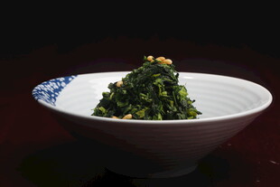 翠绿菠菜盛于中式瓷碗
