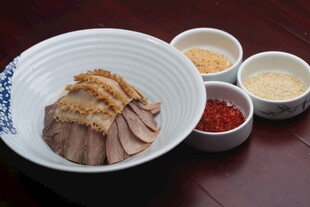 美味切片肉搭配多样蘸料